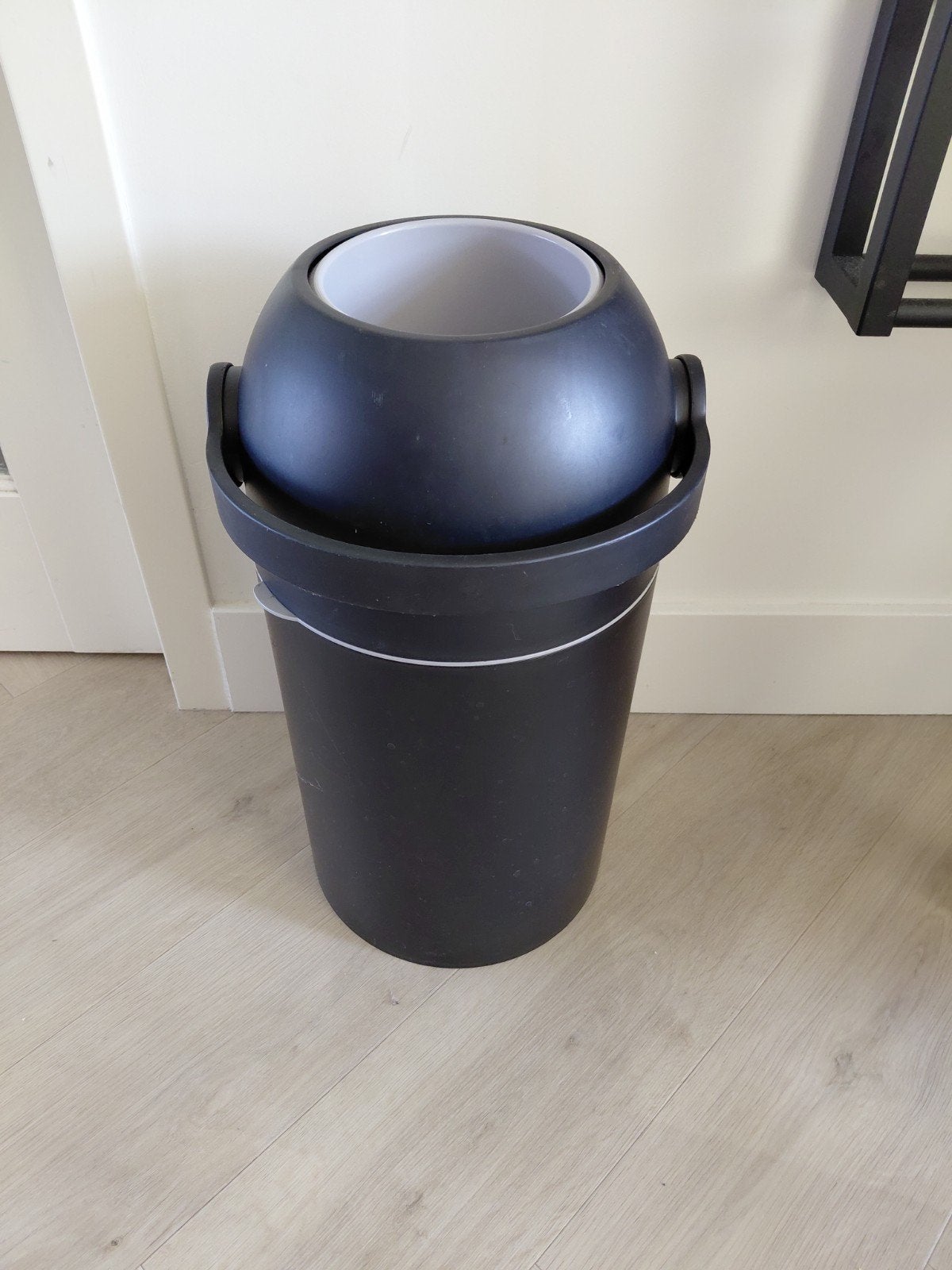 WE-TOO luieremmer zwart, Huis en Inrichting, Woonaccessoires | Prullenbakken, Ophalen, Kunststof