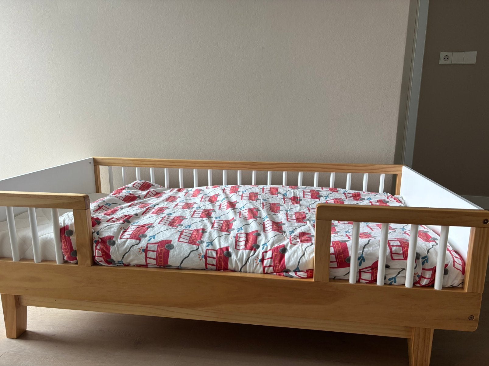 Peuterbed van petite amelie, Kinderen en Baby's, Ophalen, 70 tot 85 cm, 140 tot 160 cm, Zo goed als nieuw