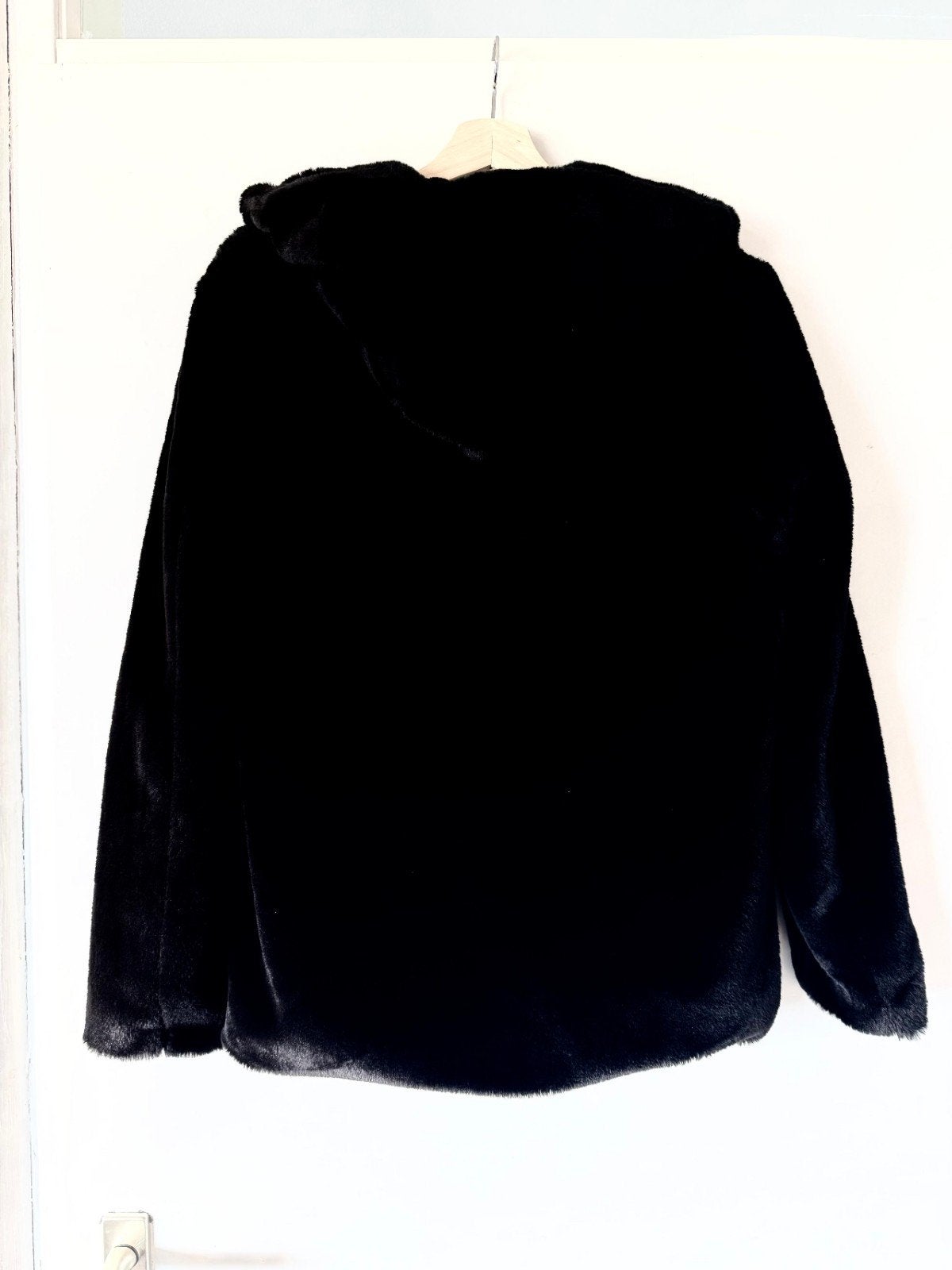 Zwarte faux fur jas van The Outerwear, maat 42, Kleding | Dames, The Outerwear, Zwart, Maat 42/44 (L), Ophalen of Verzenden