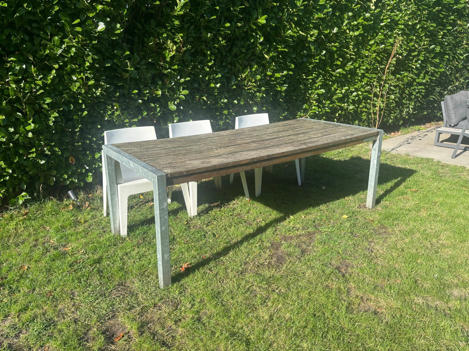 Robuuste tuintafel met houten blad en metalen onderstel, Tuin en Terras, Ophalen, Gebruikt, Rechthoekig, Hout