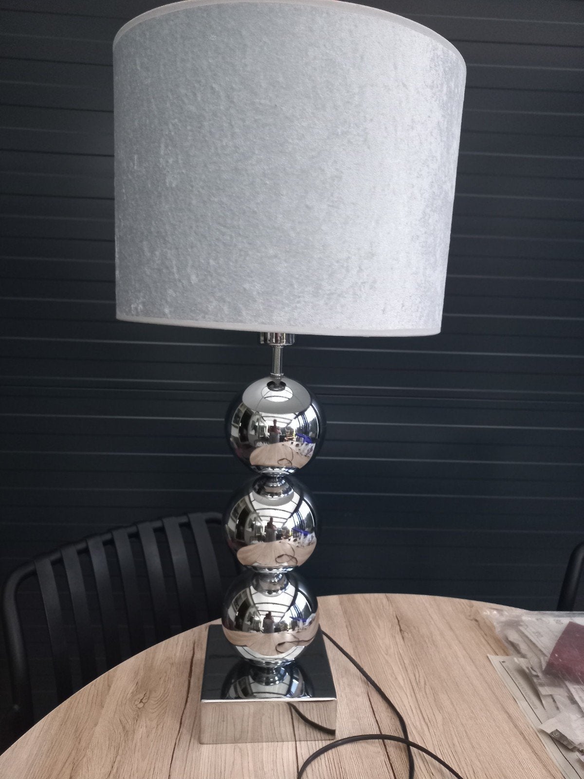 Moderne tafellamp met chromen bollen en grijze kap, Huis en Inrichting, Met kap, E27 (groot), Schemerlamp, Modern