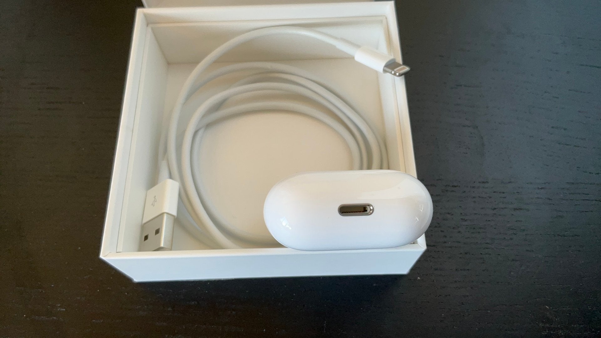 Apple AirPods 2 - met reguliere lightning oplaadcase, Telecommunicatie, Mobiele telefoons | Oordopjes, UB11 1BB, Ophalen of Verzenden