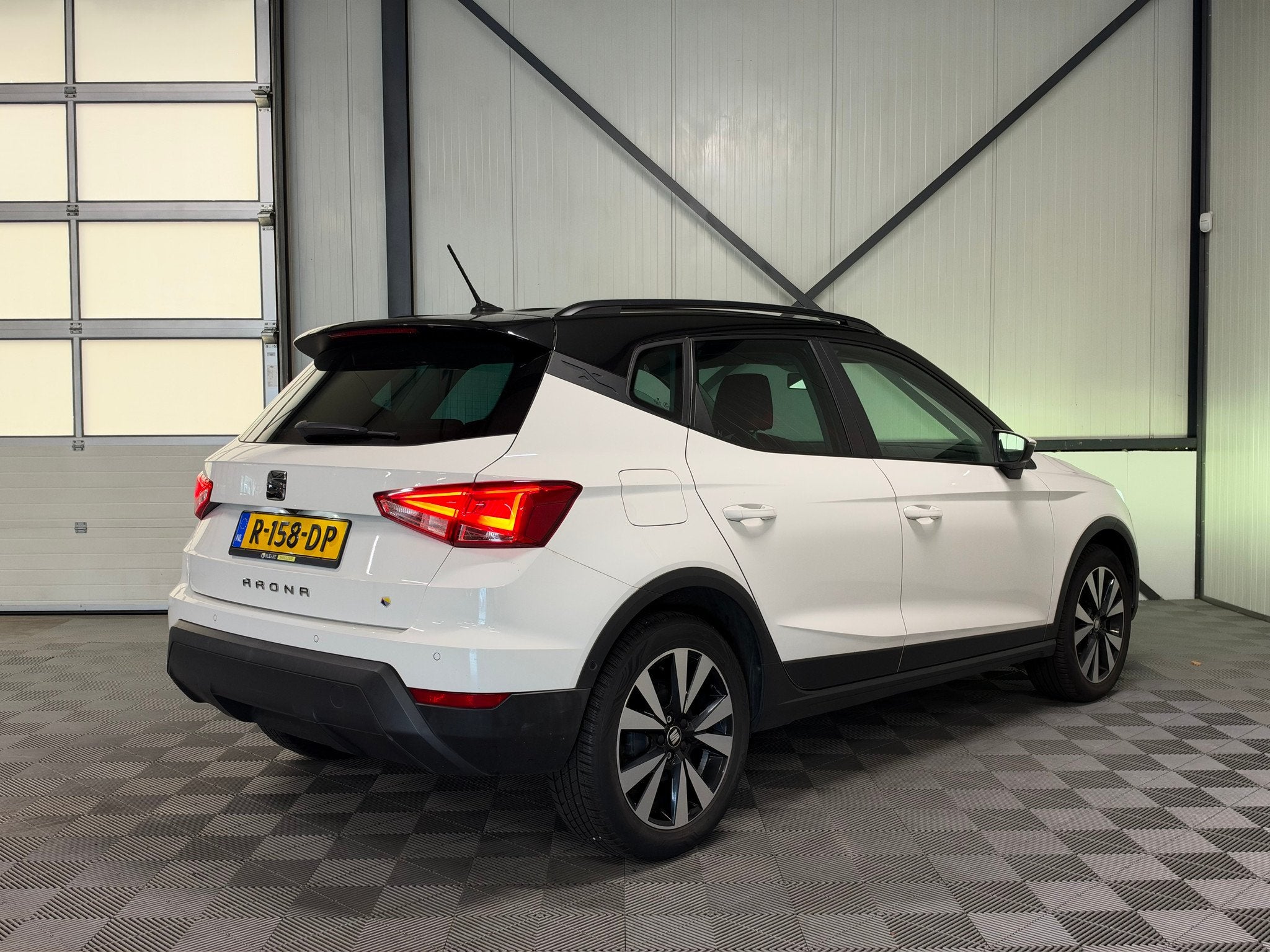 Seat Arona 1.0 TSI | Style Business Intense+ | Airco | Navi, Auto's, Voorwielaandrijving, Gebruikt, 1064 kg, Alcantara