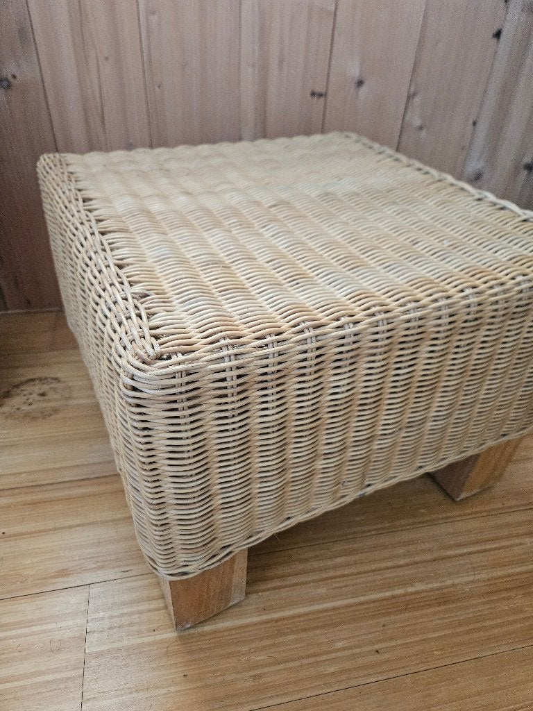 Rotan landelijke poef. Voetenbankje of klein stoeltje, Huis en Inrichting, Ophalen, Gebruikt, Bruin, Hout
