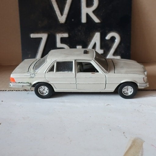 Mercedes Benz 450 SEL beige Bburago 1:24 vintage, Ophalen of Verzenden, Gebruikt, Auto, Bburago