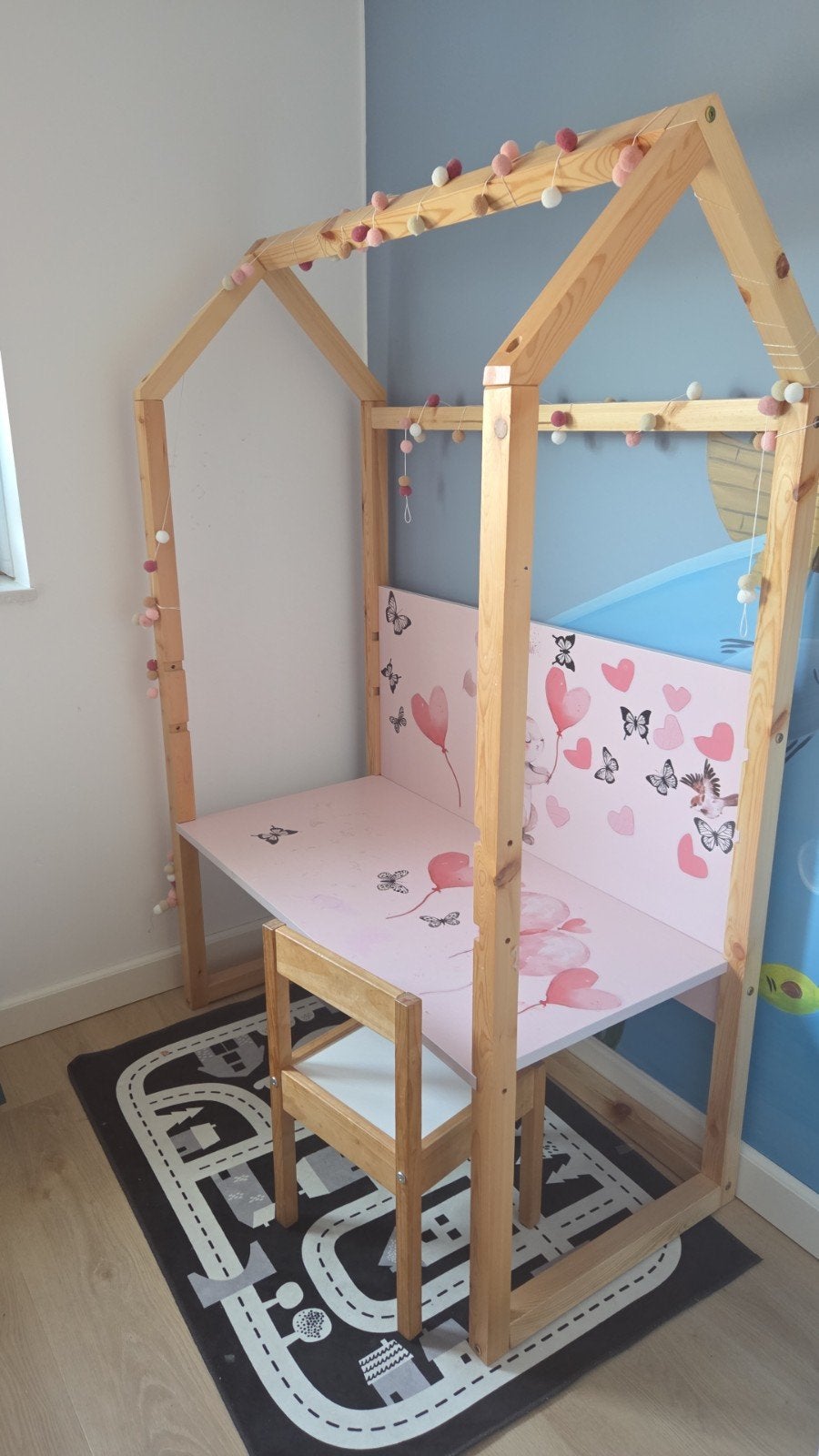 Houten kinderbureau en twee stoelen, Kinderen en Baby's, Kinderkamer | Tafels en Stoelen, Ophalen, Stoel(en)