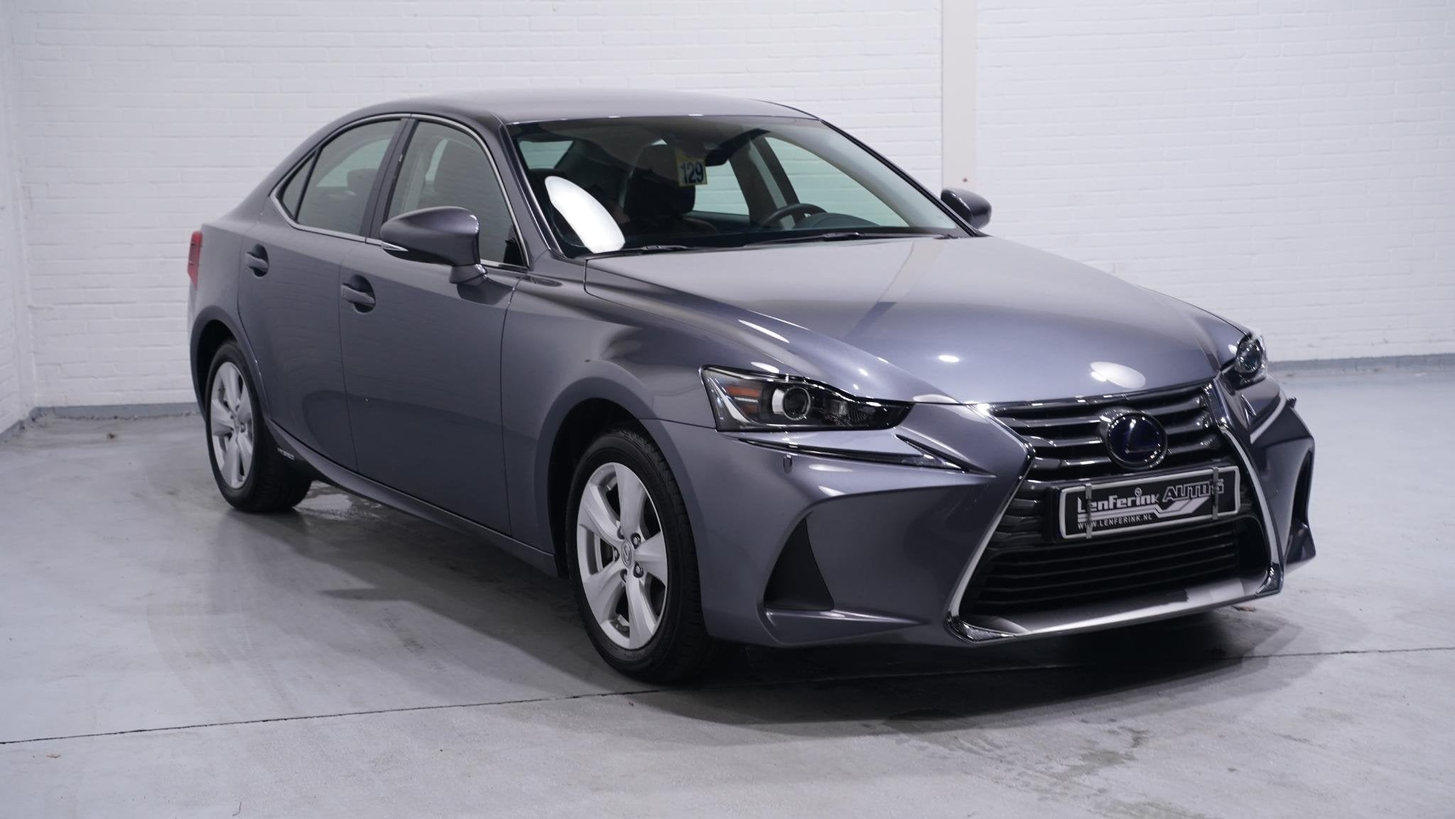 Lexus IS 300h Hybrid Navi Leder Clima Led koplampen PDC NAP, Auto's, Lexus, Achterwielaandrijving, Gebruikt, Automatische klimaatregeling