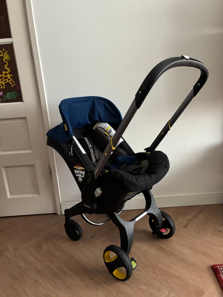 Doona autostoel met geïntegreerde kinderwagen en accessoires, Kinderen en Baby's, Autogordel of Isofix, Zijbescherming, Zo goed als nieuw