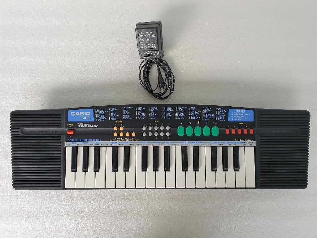 Casio SA-21 100 Sound ToneBank synthesizer met oplader, Muziek en Instrumenten, Keyboards, Ophalen of Verzenden, Gebruikt, Overige aantallen