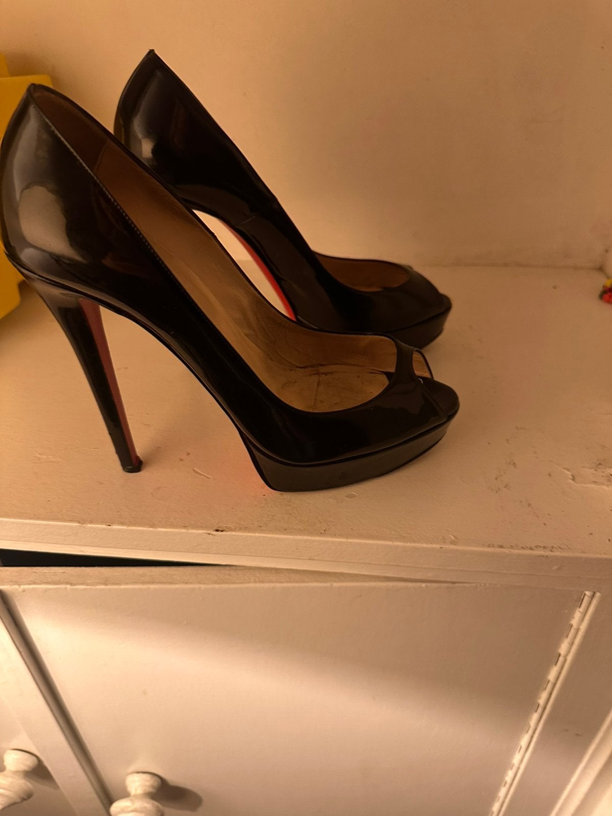 Christian Louboutin Peep Toe Hakken - Maat 39.5, Ophalen of Verzenden, Zo goed als nieuw, Zwart, Pumps