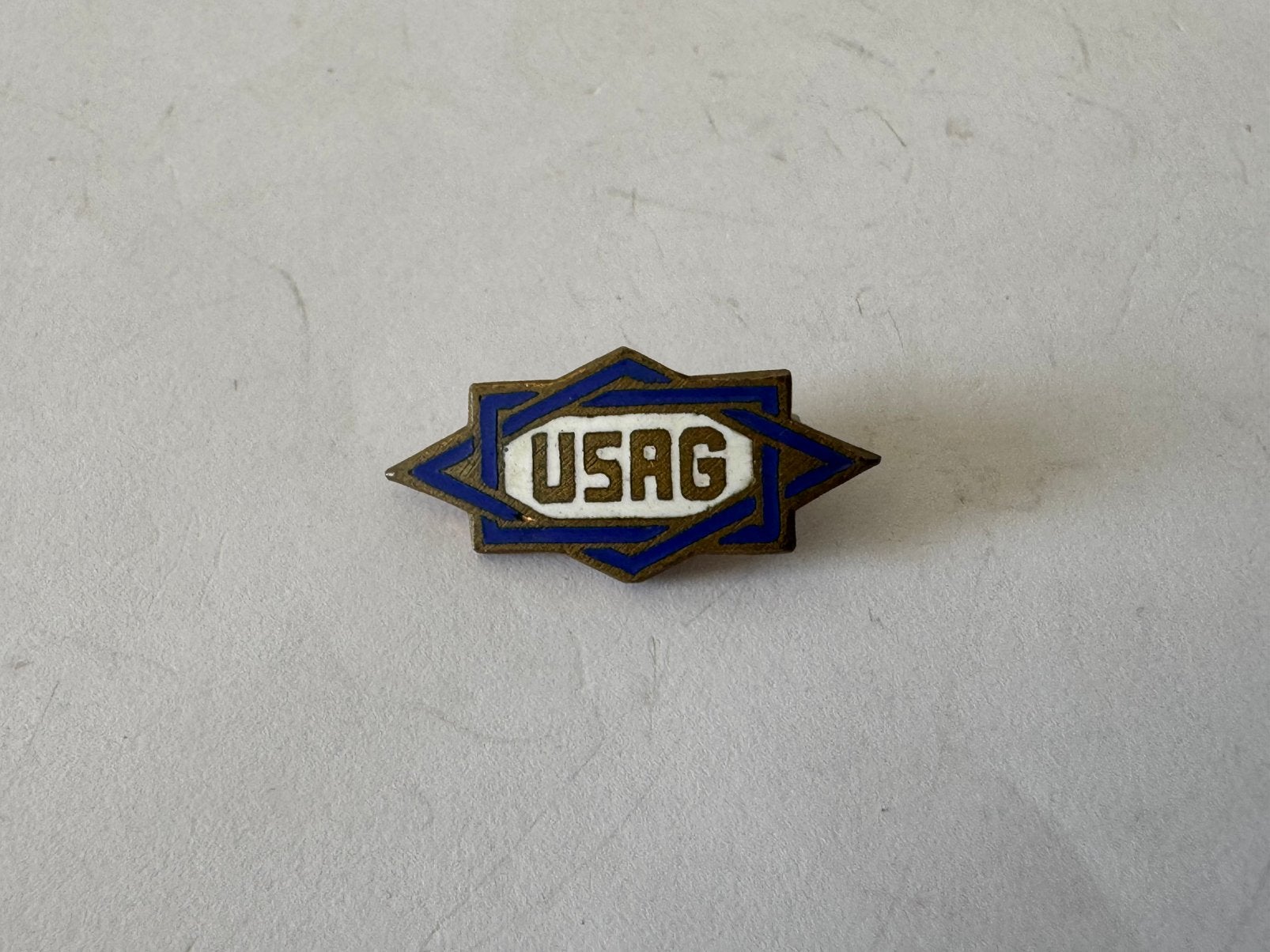 Emaille Broche Italiaanse Gereedsmerk USAG, Ophalen of Verzenden, Zo goed als nieuw, Merk, Speldje of Pin