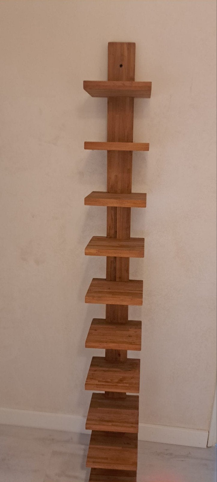 Houten wandrek met meerdere planken, Ophalen