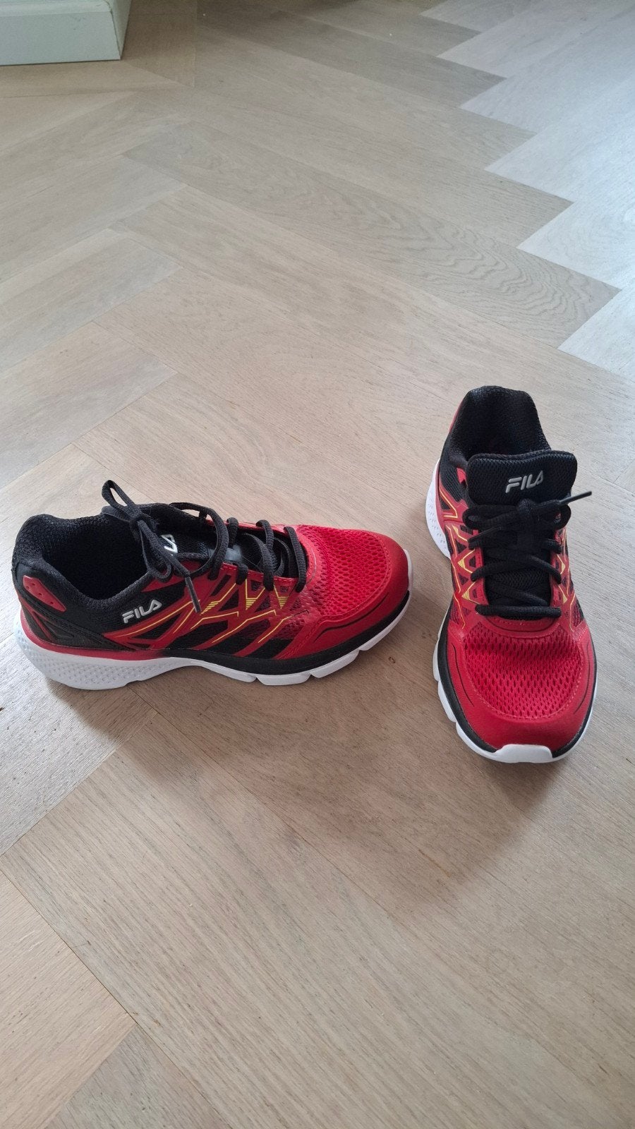 Nieuwe Fila sneakers rood zwart, maat 36,5, Ophalen of Verzenden, Nieuw