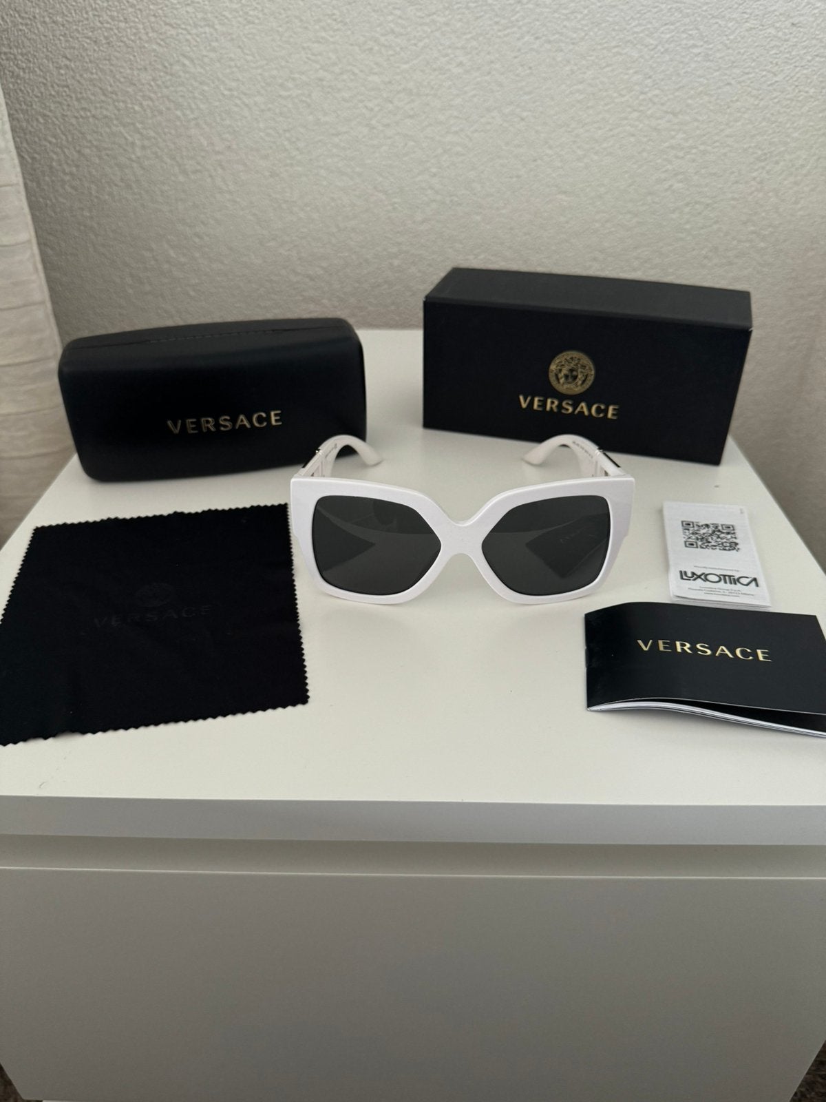 Versace zonnebril voor dames wit met goud, Ophalen of Verzenden, Zo goed als nieuw, Wit, Overige merken