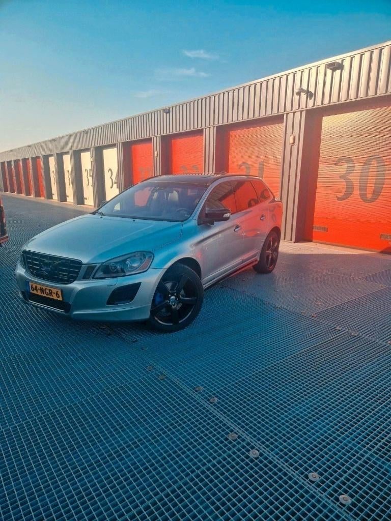 Volvo XC60 2.4 D5 AWD R-Design | 230 PK | Dealer Onderhouden, Auto's, Zwart, 197 €/maand, 2000 kg, Origineel Nederlands
