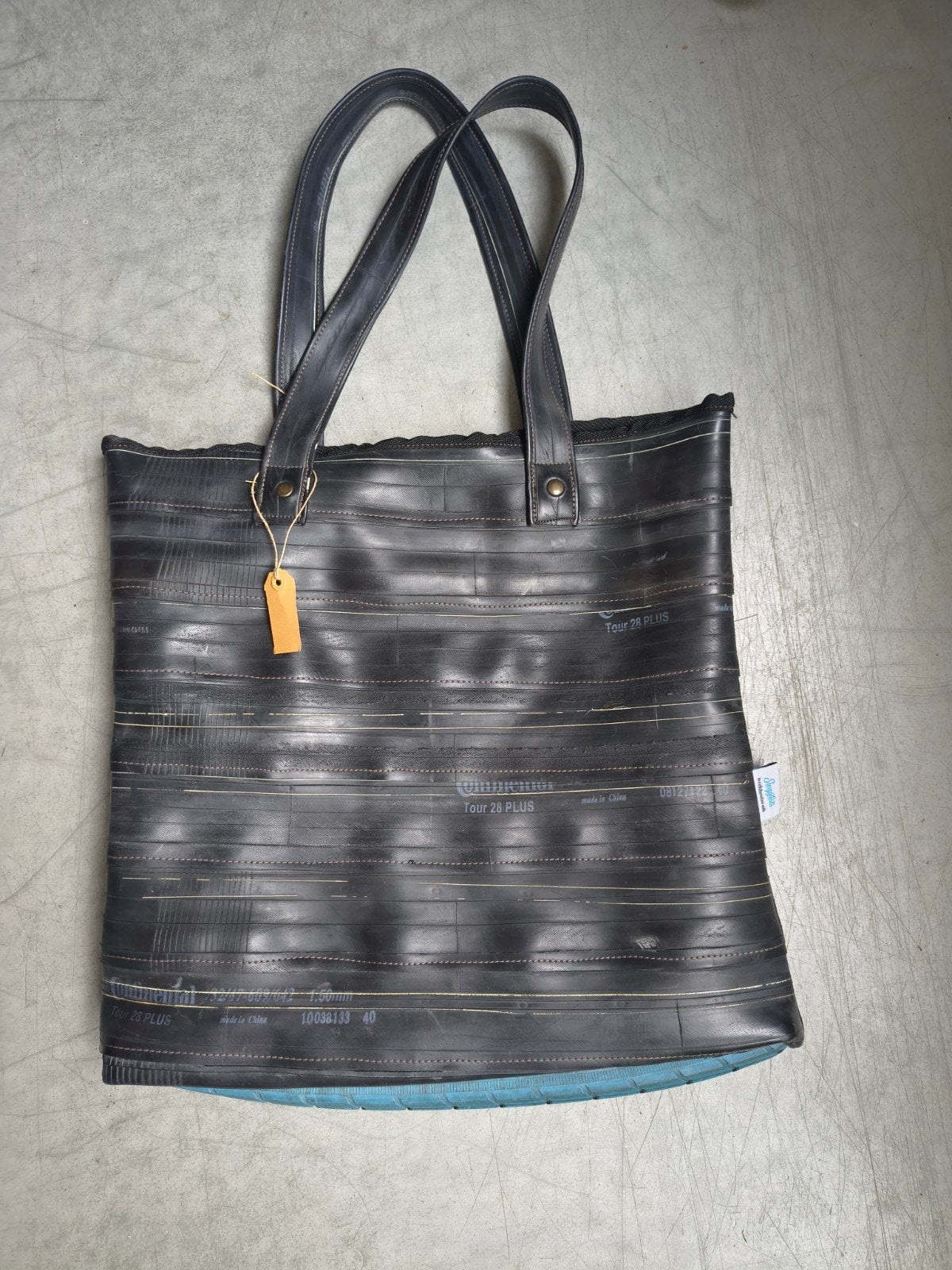Unieke handtas van gerecyclede fietsbanden - 41x39 cm, Sieraden, Tassen en Uiterlijk, Ophalen of Verzenden, Nieuw, Handtas