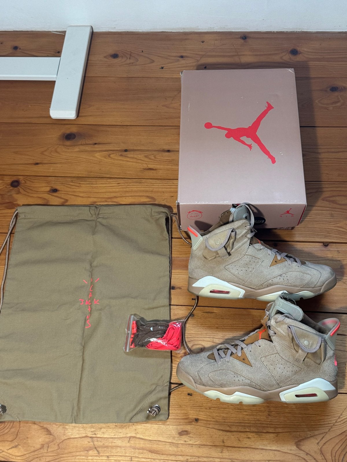 Air Jordan 6 Retro Travis Scott British Khaki Maat 45, Kleding | Heren, Schoenen, Bruin, Ophalen of Verzenden, Sneakers of Gympen