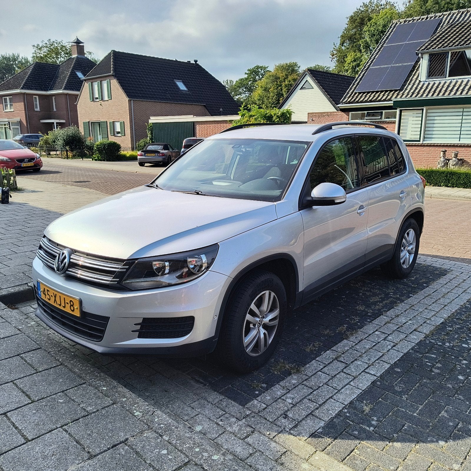 Volkswagen Tiguan 1.4 TSI 90KW BMT 2012 Grijs + winterbanden, Voorwielaandrijving, Dealer onderhouden, 15 km/l, Zwart