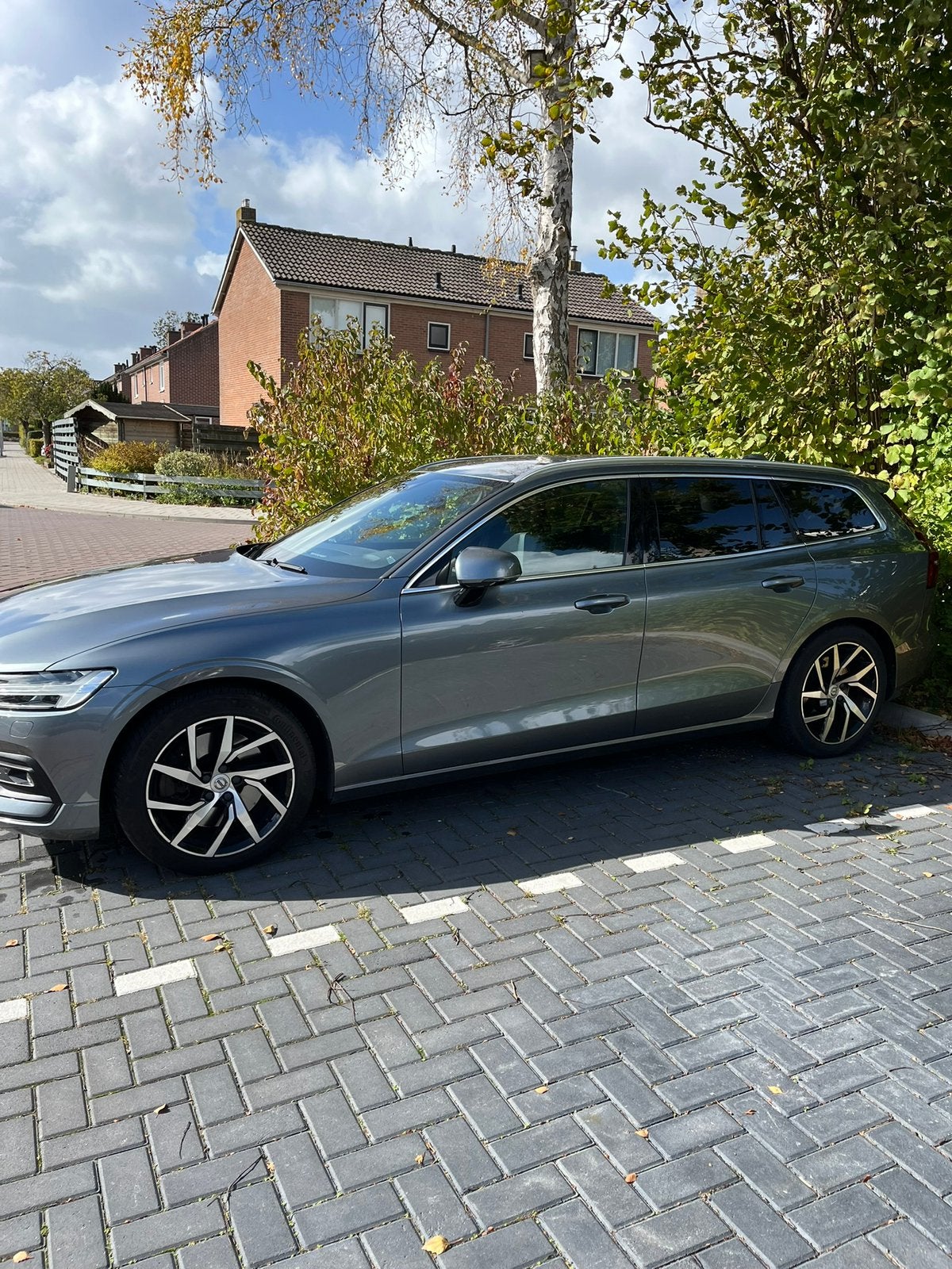 Volvo V60 T5 250pk Geartronic 2019 Grijs, Auto's, 1800 kg, 4 cilinders, 1969 cc, Particulier