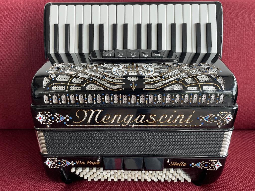 Z.g.a.n. Mengascini accordeon . 80 bas . 3 korig.Musette., Muziek en Instrumenten, Overige merken, 80-bas, Met koffer, Zo goed als nieuw