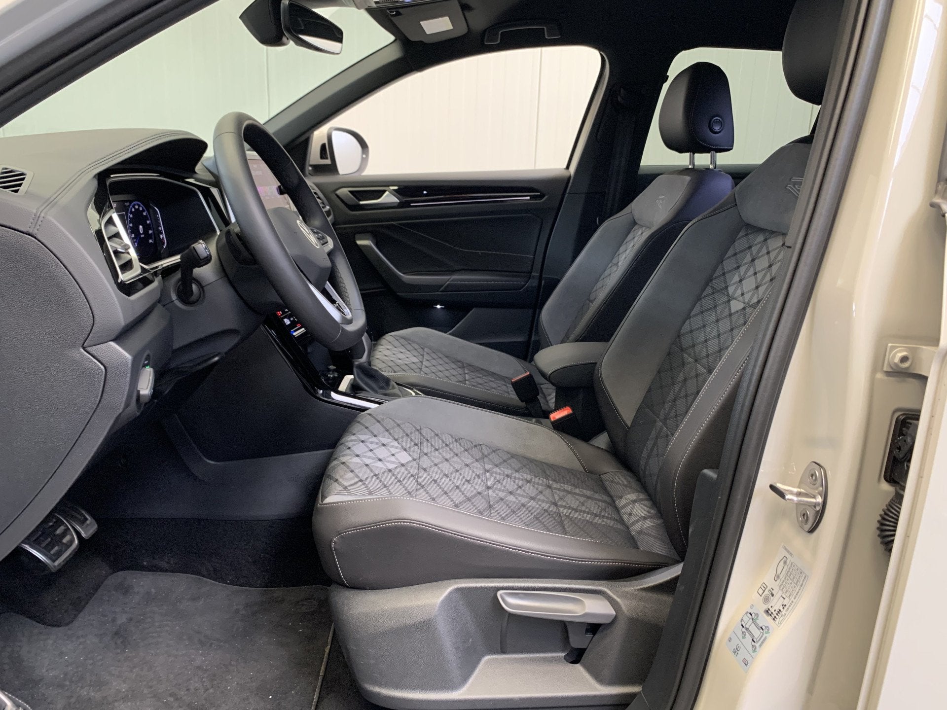 Volkswagen T-Roc 1.5 TSI R-Line 150PK IQ LIGHT-CAMERA-NAVI-A, Auto's, Volkswagen, 12 maanden, 1258 kg, 4 cilinders, Alcantara