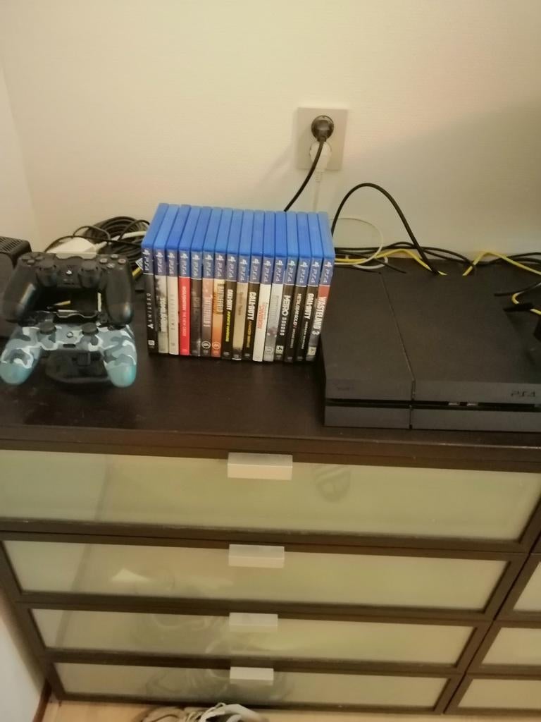 PlayStation 4 Slim met 2 controllers en 15 games, Gebruikt, Vanaf 18 jaar, Overige genres, Ophalen of Verzenden
