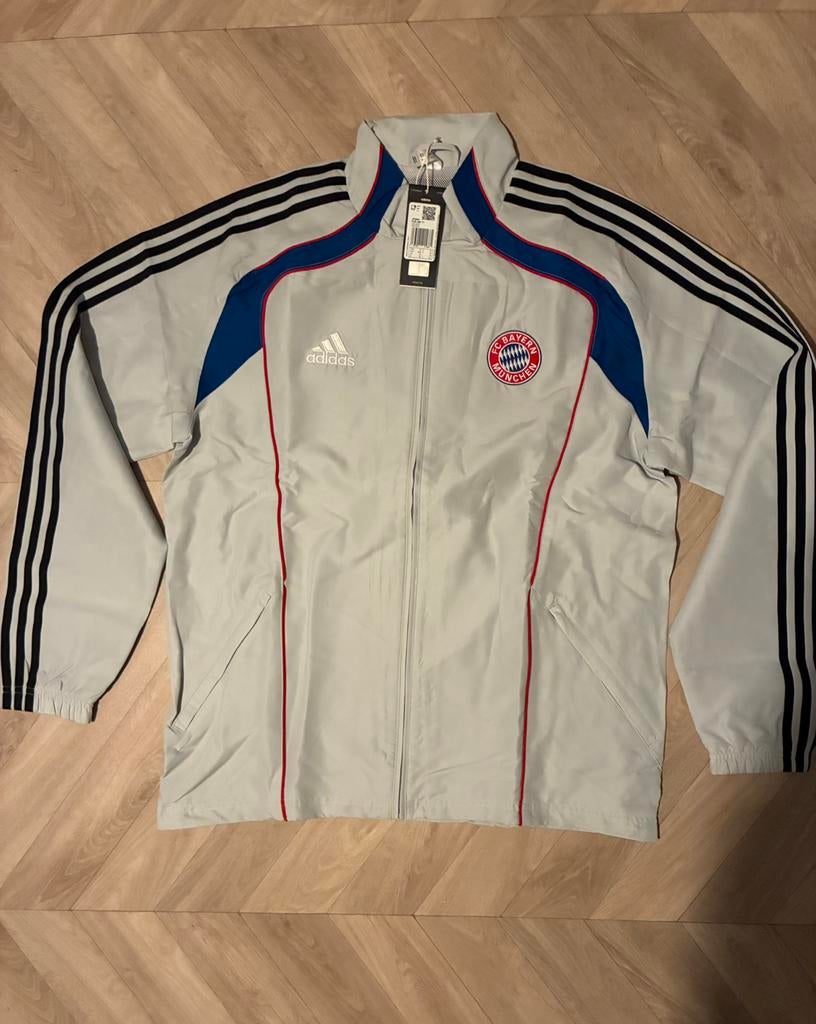 Origineel en nieuw trainingsjas Bayern Munchen M, Maat M, Ophalen of Verzenden, Nieuw, Trainingspak
