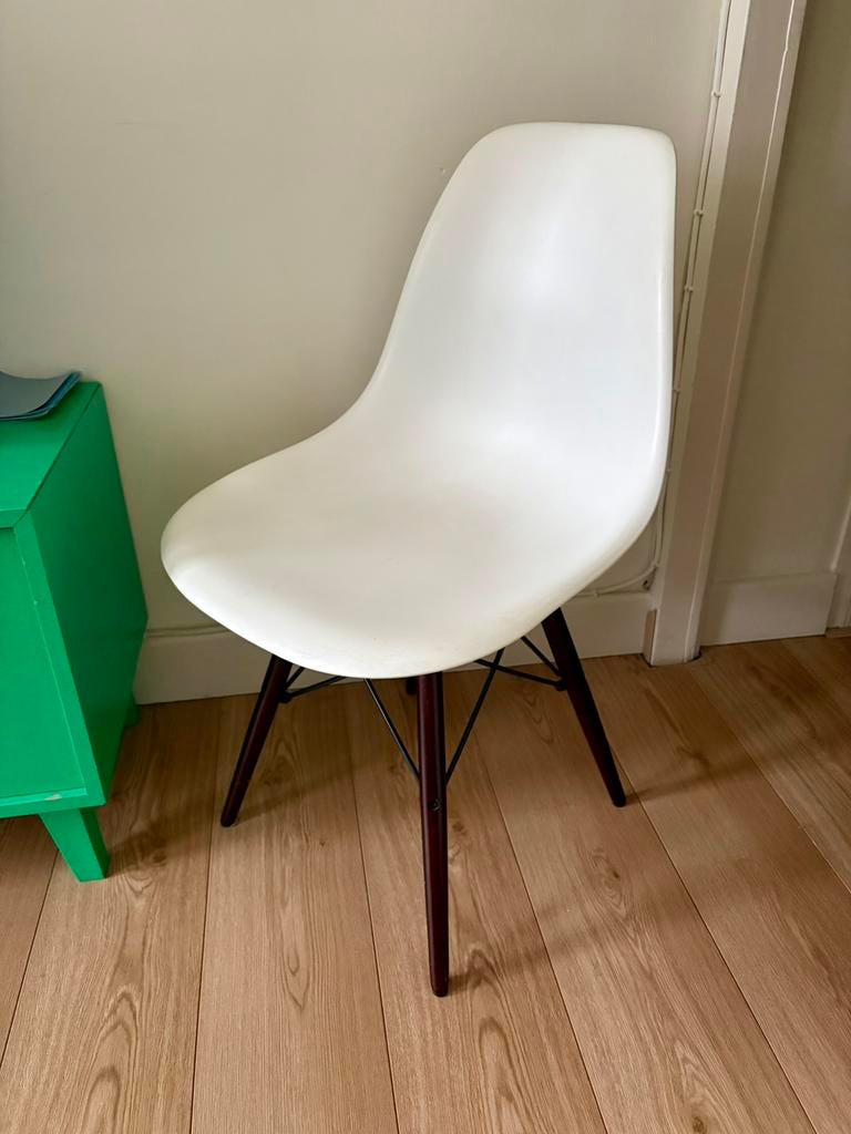 Witte Jysk Eetkamerstoel/Kuipstoel met houten poten, Ophalen, 50 tot 100 cm, Tot twee personen, Zo goed als nieuw