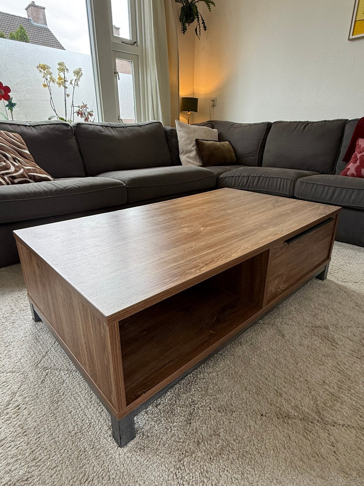 Salontafel bruin met 2 lades, Ophalen, 100 tot 150 cm, 50 tot 100 cm, Zo goed als nieuw