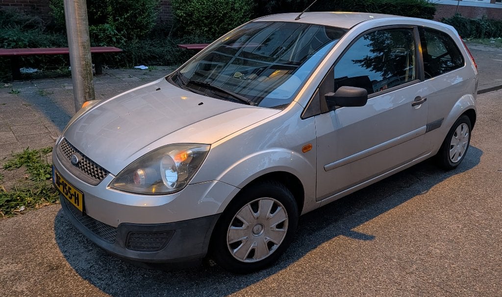 Ford Fiësta 1.3 I 3DR 2006 Grijs (Lage Km-Stand!!), Auto's, Voorwielaandrijving, 1299 cc, Stof, 40 €/maand