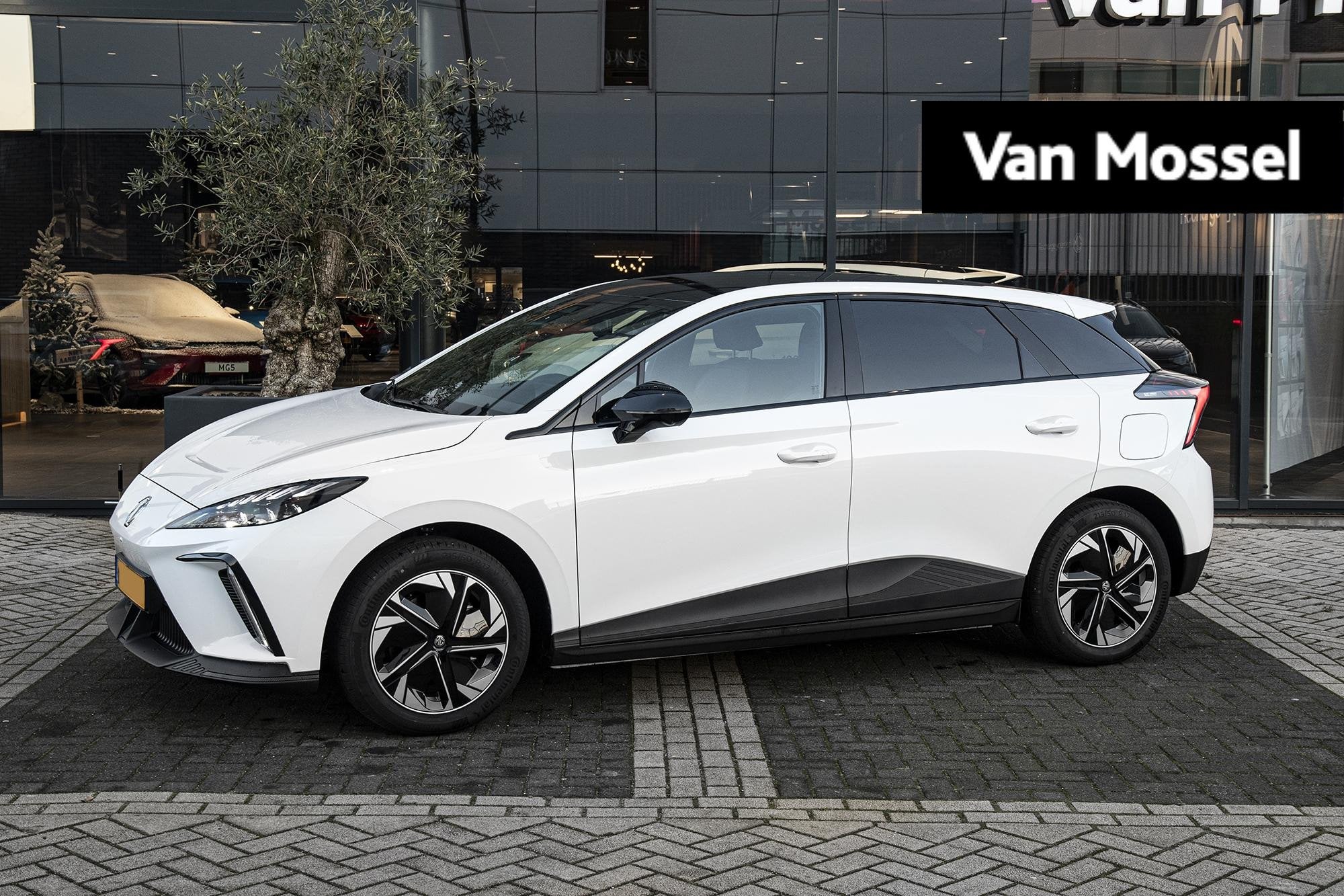 MG 4 Luxury 64 kWh, 12 maanden, Gebruikt, Origineel Nederlands, 500 kg