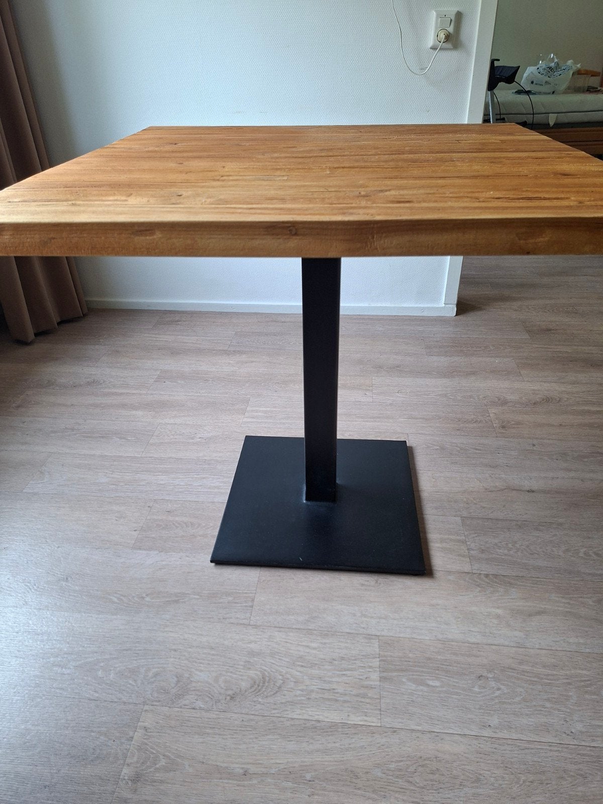 Eettafel 85 × 85 cm Teak, van Pronto Wonen, met zwarte poot., Ophalen, 50 tot 100 cm, Zo goed als nieuw, Vierkant