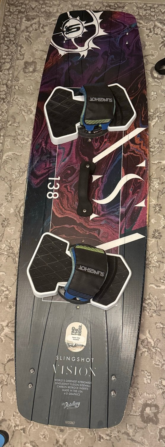 Slingshot Vision 138 Twintip Kiteboard, Watersport en Boten, Ophalen, Twintip, Kiteboard, Zo goed als nieuw