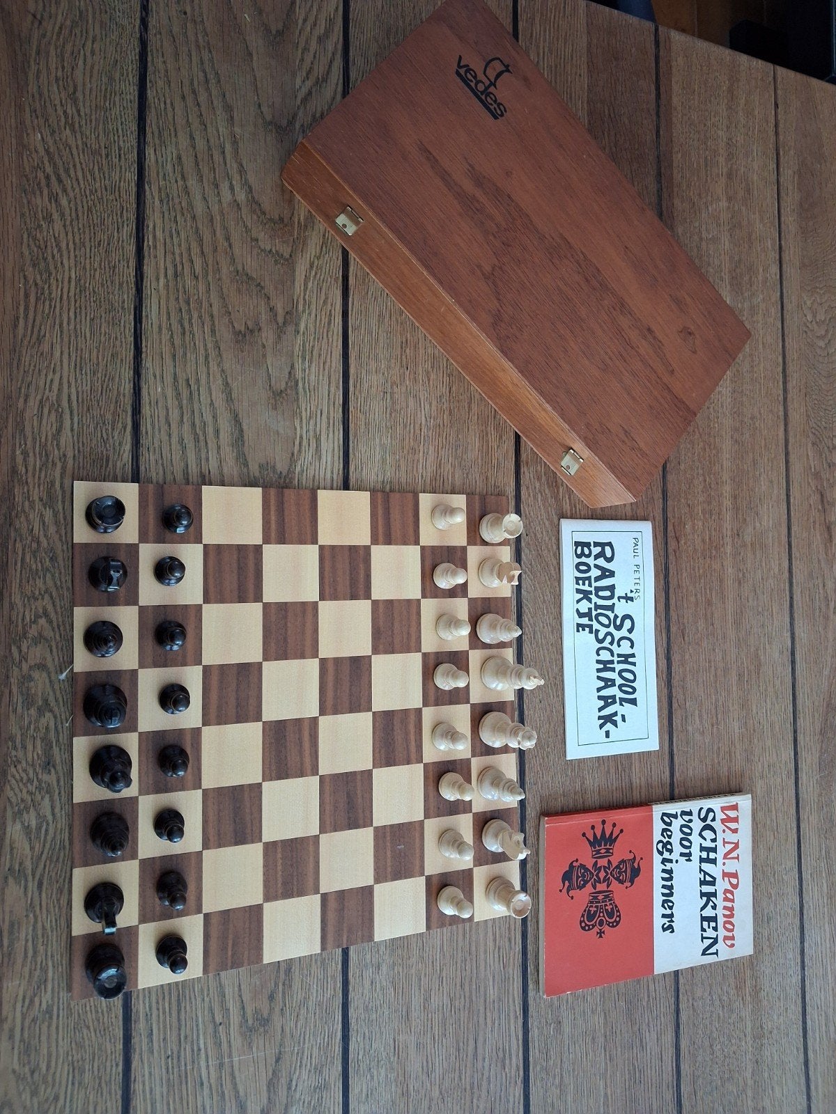 Vedes Schaakspel in Houten Kist - Vintage, Gebruikt, Een of twee spelers, Ophalen of Verzenden, Vedes