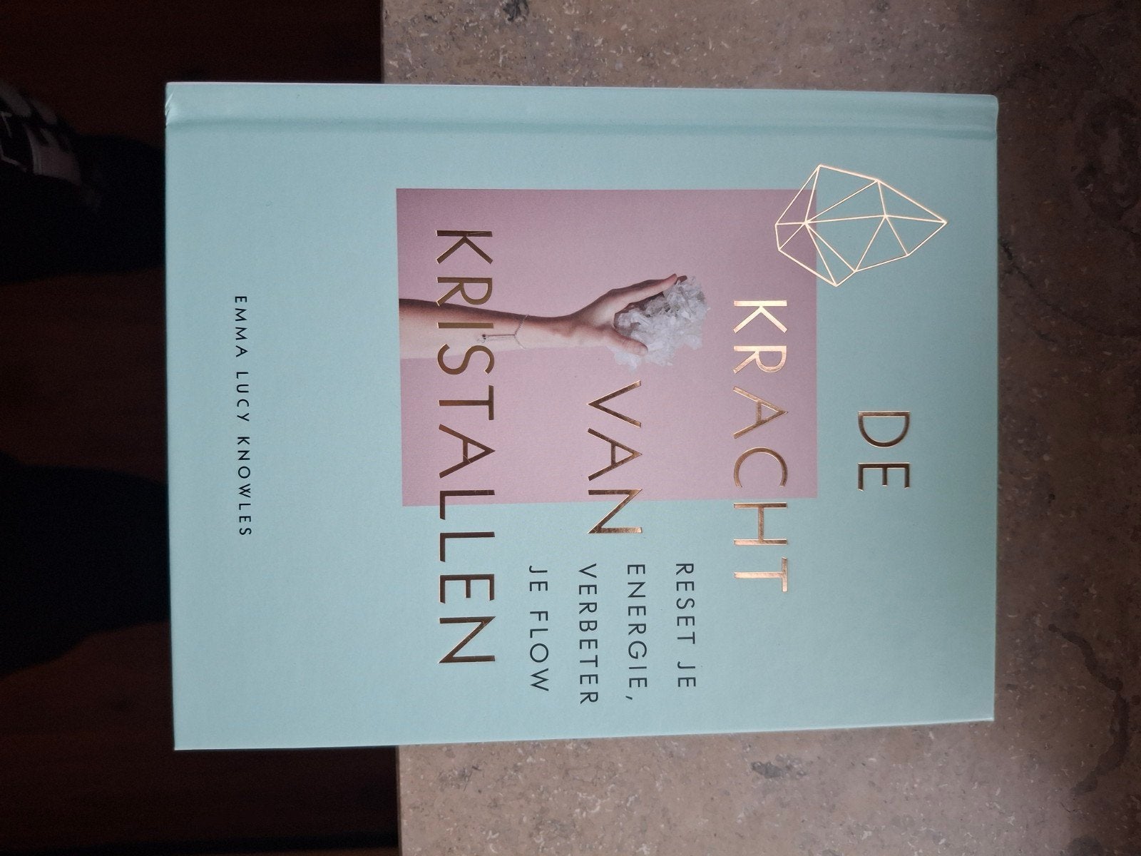 De Kracht van Kristallen - Emma Lucy Knowles, Achtergrond en Informatie, Spiritualiteit algemeen, Ophalen of Verzenden, Zo goed als nieuw
