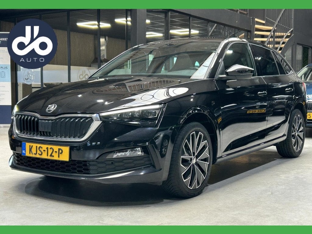 Skoda Scala 1.0 TSI 110pk DSG AUTOM. Ambition GLAZEN PANO DA, Auto's, Skoda, Gebruikt, Zwart, 620 kg, Zwart
