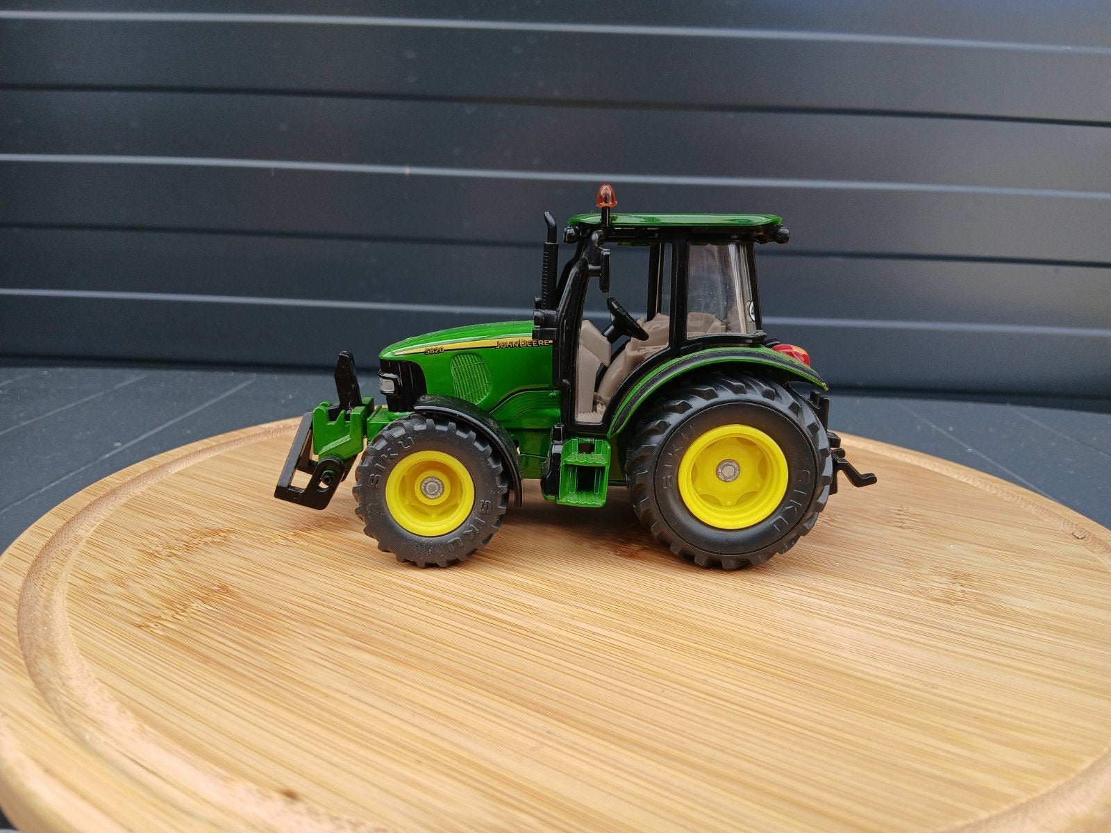 SIKU JOHN DEERE 5820, Hobby en Vrije tijd, Modelauto's | 1:32, Ophalen of Verzenden, Zo goed als nieuw, Tractor of Landbouw, SIKU