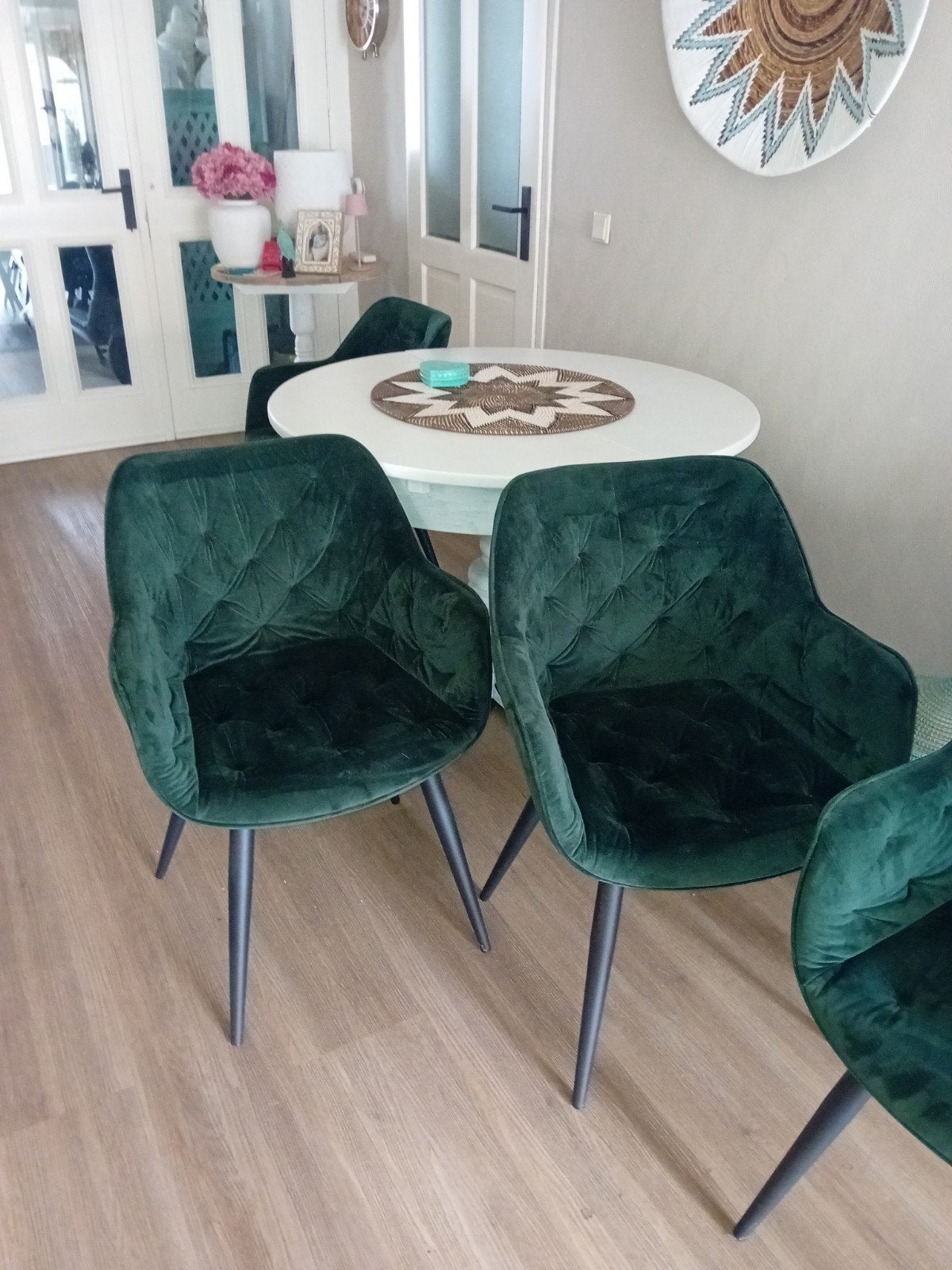 4 GREEN VELVET GECAPITONNEERDE EETKAMERSTOELEN, Huis en Inrichting, Stoelen, Ophalen, Overige kleuren, Zo goed als nieuw, Vier