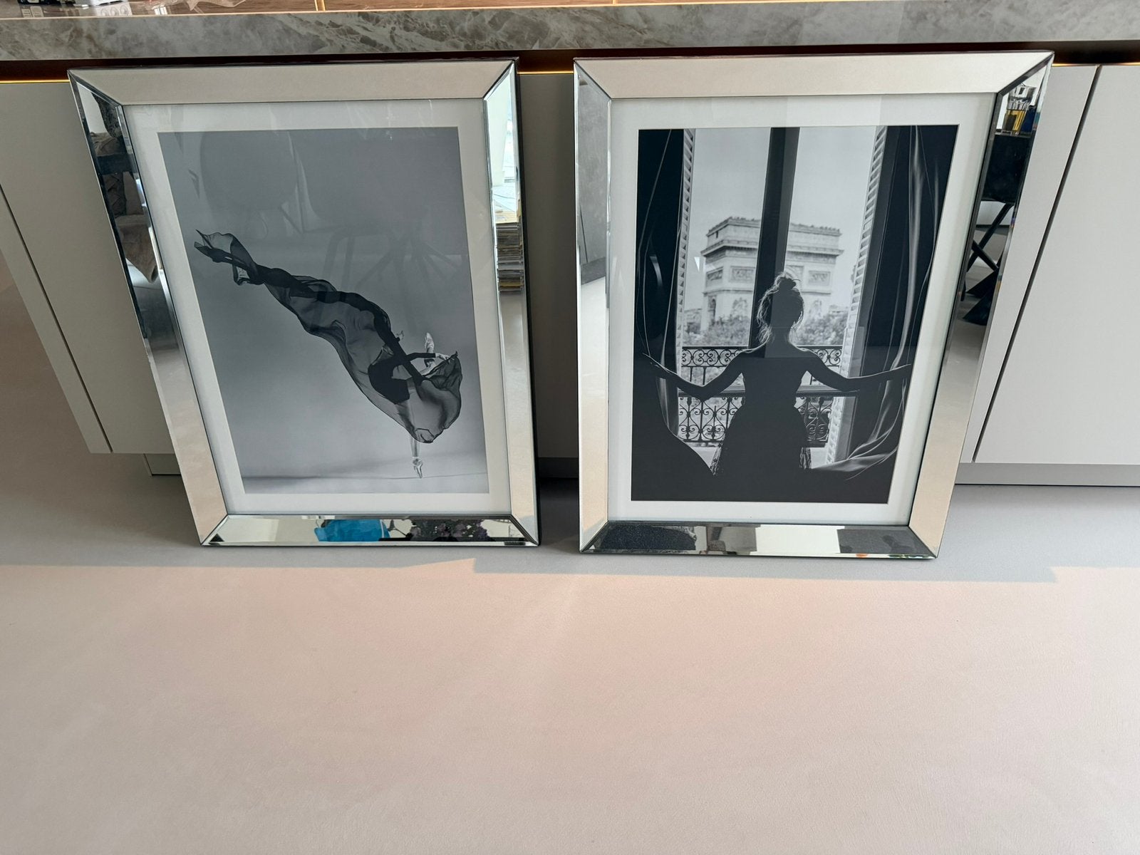 2 schilderijen Spiegelglas lijst Hotel chique Paris, Huis en Inrichting, Ophalen, 90 cm, Met glas, Zilver