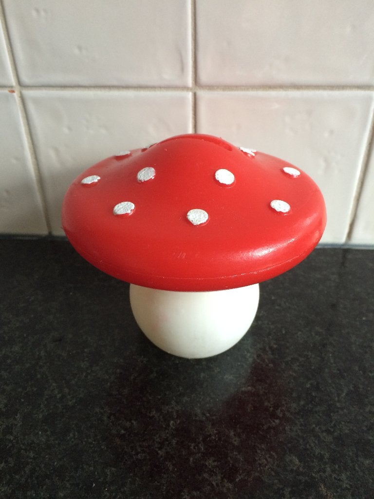 Vintage plastic Spaarpot paddestoel rood met witte stippen, Ophalen of Verzenden, Zo goed als nieuw, Overige materialen, Overige thema's
