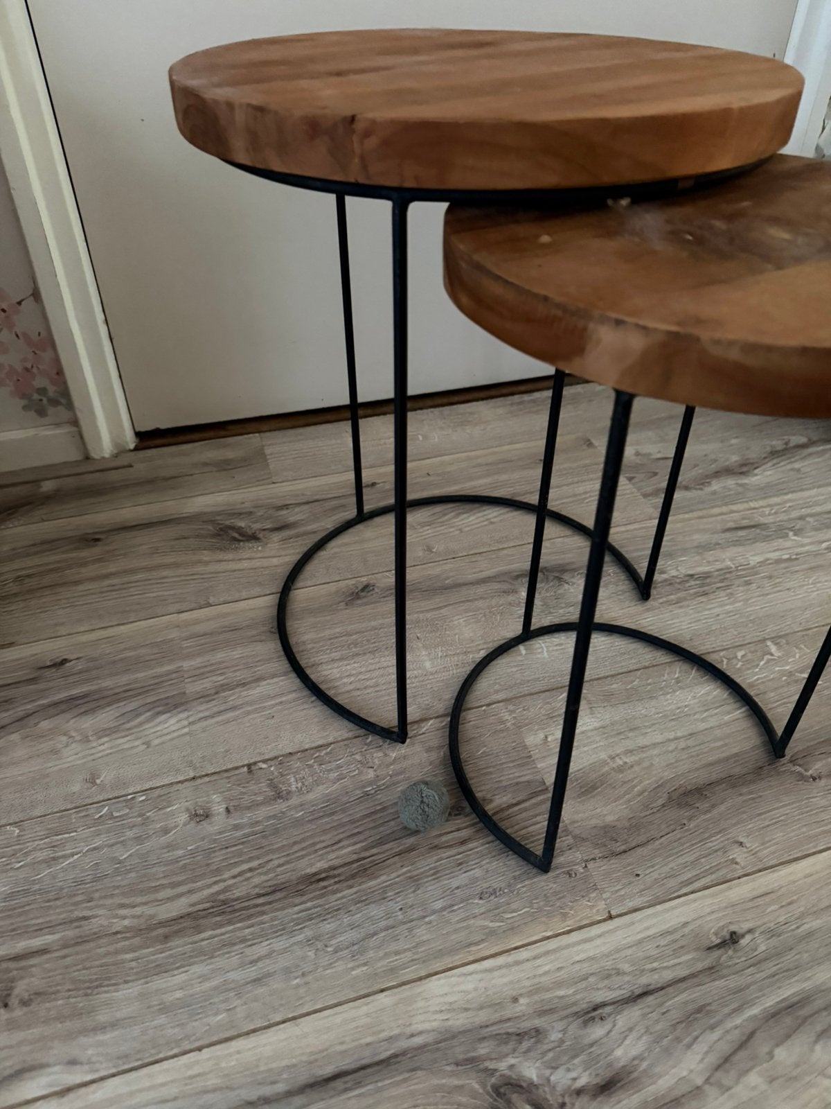 Teak houten bijzettafeltjes set van 2 met zwart metaal poot, Ophalen, Minder dan 50 cm, 50 tot 100 cm, Rond