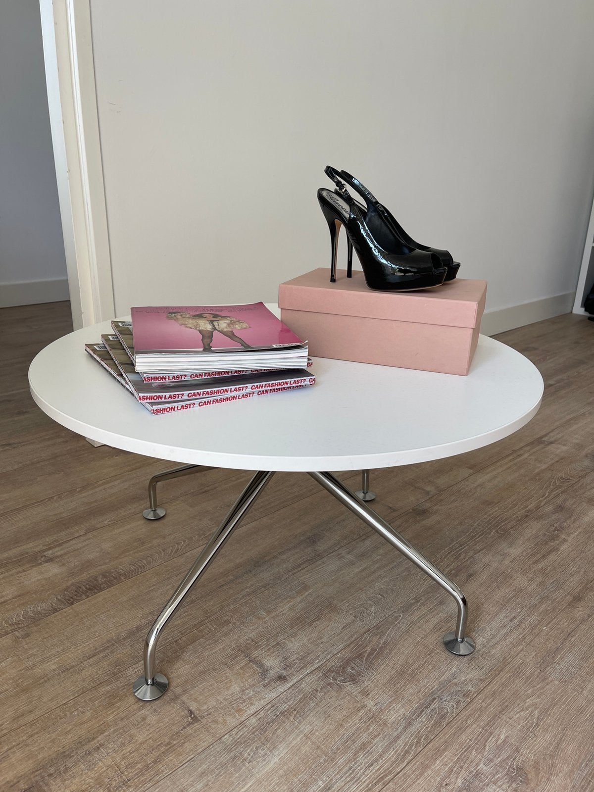 Round White Coffee Table with Chrome Base, Ophalen, Zo goed als nieuw, Rond, Mid Century Modern
