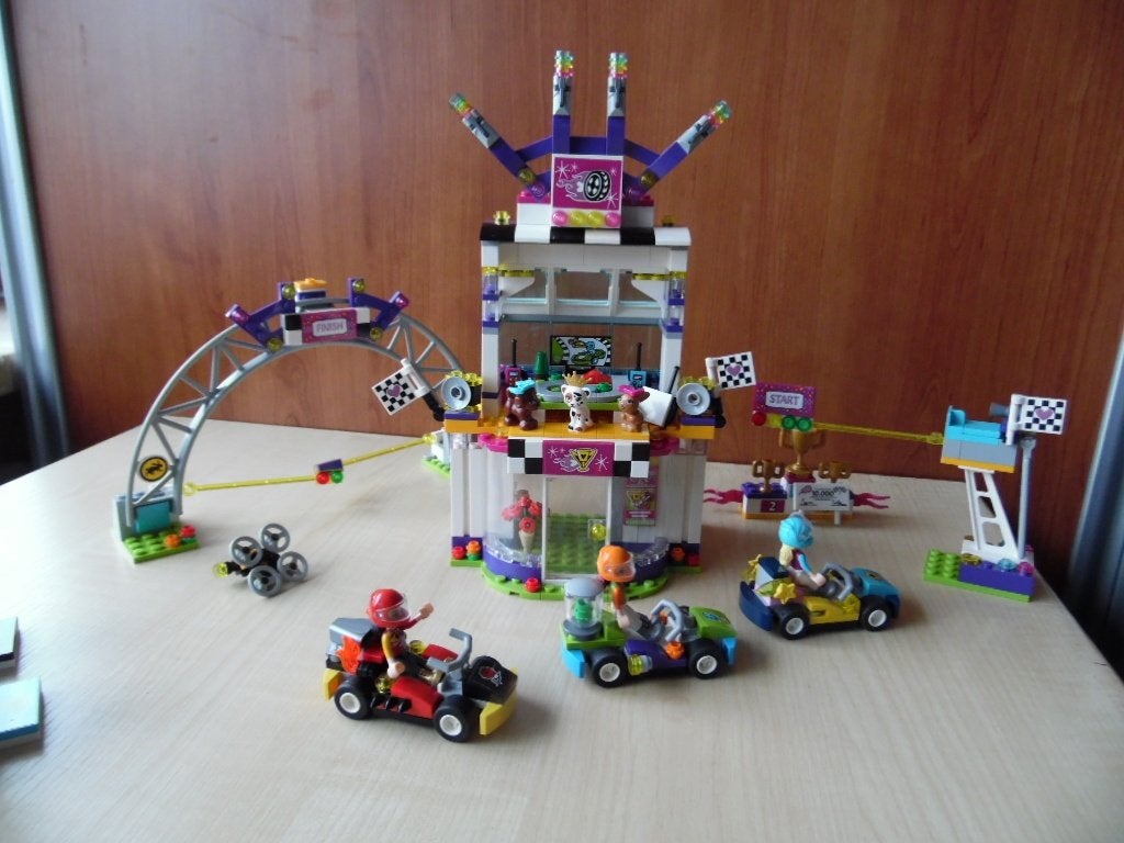 LEGO Friends 41352 De Grote Racedag, Lego, Friends, Ophalen of Verzenden, Zo goed als nieuw