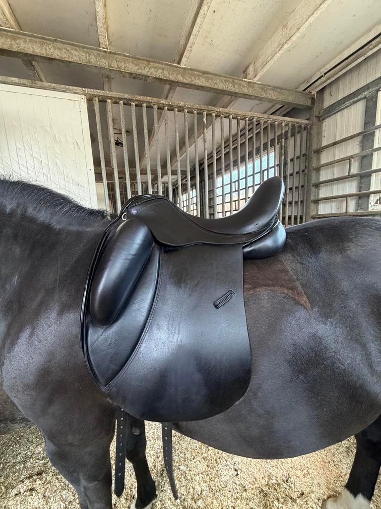 KM zadel platinum 17,5, Dieren en Toebehoren, Ophalen of Verzenden, Zo goed als nieuw, Dressuur