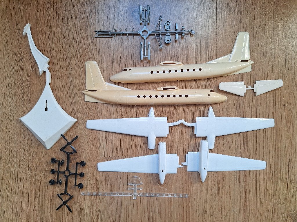 1:100 1/100 VEB Plasticart Antonov An-24, Overige merken, 1:72 tot 1:144, Ophalen of Verzenden, Zo goed als nieuw