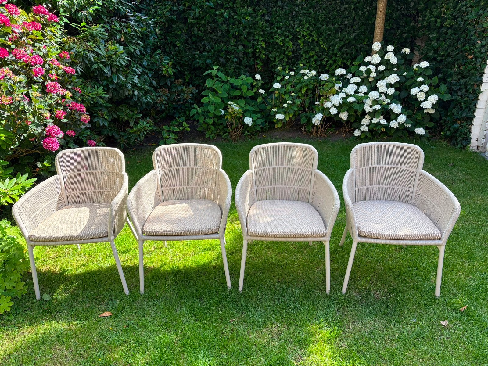 Vincent Sheppard Akari dining chair 4x + kussen - ALS NIEUW, Tuin en Terras, Ophalen, Zo goed als nieuw, Aluminium