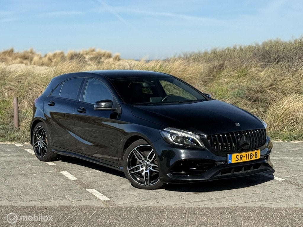 Mercedes A-160 AMG-Line Sport Edition AUTOMAAT | CARPLAY, Gebruikt, 4 cilinders, Leder en Stof, Zwart