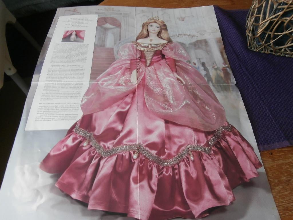 pop Antieke pop Assepoester Cinderella prinses certificaat, Verzamelen, Poppen, Ophalen of Verzenden, Zo goed als nieuw, Pop