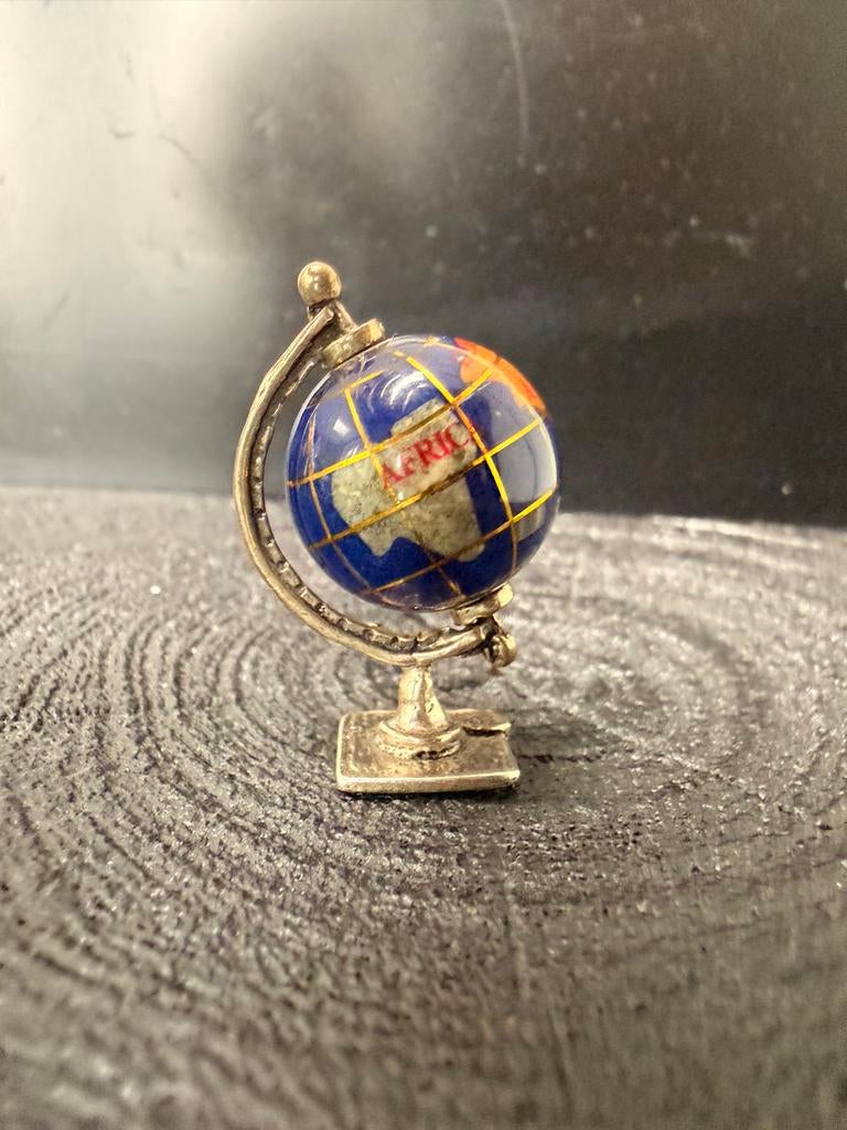 Zilveren miniatuur wereldbol met lapis lazuli, Ophalen of Verzenden, Zilver