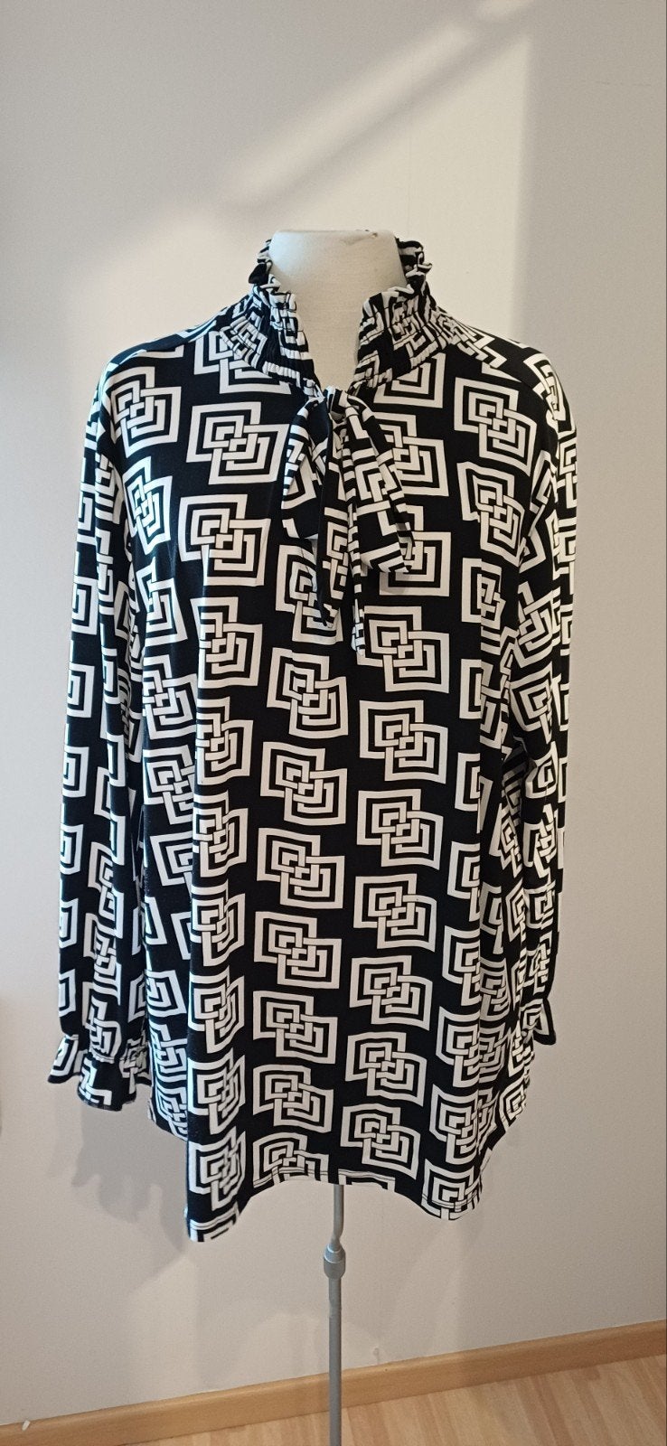 zwart witte blouse lange mouw, maat xxl, strik aan hals, Kleding | Dames, Blouses en Tunieken, Ophalen of Verzenden, Zo goed als nieuw